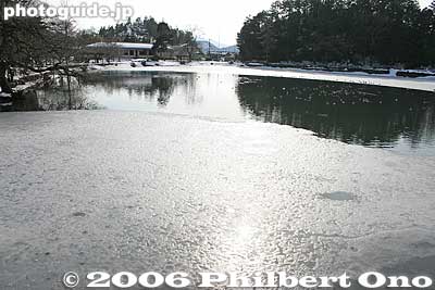 Where the frozen surface meets the non-frozen part.
Keywords: shiga maibara mishima pond snow mt. ibuki mountain
