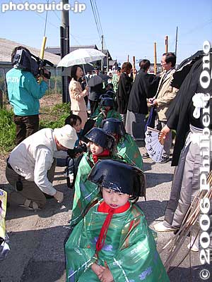 Taking a rest
Keywords: shiga maibara nabe-kanmuri matsuri festival child