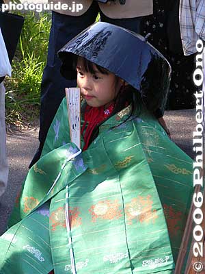 Girl with nabe-kanmuri helmet, Nabe-kanmuri Matsuri, Maibara, Shiga Pref.
Keywords: shiga maibara nabe-kanmuri matsuri festival child