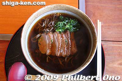 Kamo Ike-so's winter special: Soba noodles with duck meat.
Keywords: shiga maibara green park santo