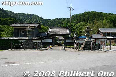 Gate of Kannonji temple in Maibara. Kannonji temple is noted as the place where Toyotomi Hideyoshi rested during falconry session when he met Ishida Mitsunari who was studying at the temple.
Keywords: shiga maibara kannonji temple tendai buddhist 