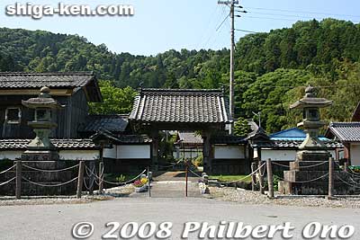 Gate of Kannonji temple in Maibara. [url=http://goo.gl/maps/Hsf9J]MAP[/url]
Keywords: shiga maibara kannonji temple tendai buddhist