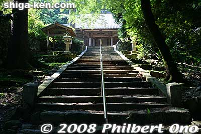 Steps to the Hondo main hall of Kannonji temple.
Keywords: shiga maibara kannonji temple tendai buddhist 