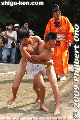 Also see [url=http://www.youtube.com/watch?v=V24Wm9d6PI0]my YouTube video here.[/url]
Keywords: shiga maibara hinade jinja shrine sumo festival matsuri children boys