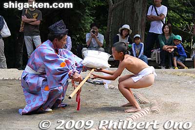 A pillow for this winner.
Keywords: shiga maibara hinade jinja shrine sumo festival matsuri dance children boys