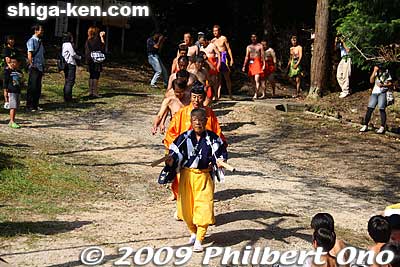 The wrestlers then walked to the sumo ring.
Keywords: shiga maibara hinade jinja shrine sumo festival matsuri dance 