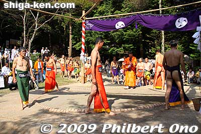 The men performing the ring-entering ceremony for the west side.
Keywords: shiga maibara hinade jinja shrine sumo odori festival matsuri 