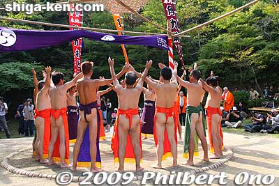 After the ring-entering ceremony, the men remained on the ring and performed the sumo odori dance accompanied by sumo jinku singing.
Keywords: shiga maibara hinade jinja shrine sumo festival matsuri 