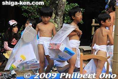 In the end, the boys take home their prizes in a large garbage bag.
Keywords: shiga maibara hinade jinja shrine sumo odori festival matsuri boys