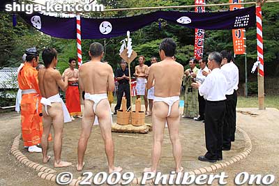 In the end, they gathered on the sumo ring and clapped their hands in appreciation.
Keywords: shiga maibara hinade jinja shrine sumo odori festival matsuri 
