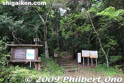Within the Hinade Shrine grounds is this entrance to a hiking trail going up Mt. Hinade-yama. Elevation is only 240 meters so it's an easy climb.
Keywords: shiga maibara mt hinade-yama mountain 