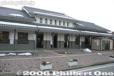The station building does have an office and few tourist pamphlets. They also rent bicycles. 500 yen for a few hours. If you want to go to Mt. Hinade (about 2 km away), renting a bicycle is recommended.
Keywords: shiga maibara sakata train station