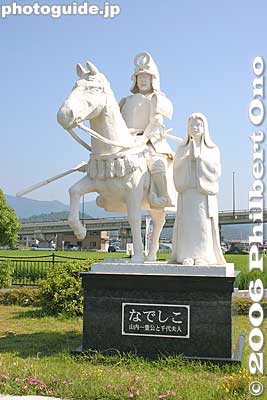 The plaza has this Statue of Lord Yamauchi Kazutoyo and Chiyo. 「なでしこ」山内一豊と千代
Keywords: shiga maibara sakata omi-cho statue Yamauchi Kazutoyo Chiyo