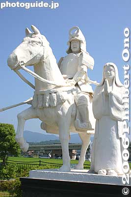 Statue of Lord Yamauchi Kazutoyo and Chiyo near Sakata Station in Maibara, Shiga. Unveiled on May 7, 2005. 「なでしこ」山内一豊と千代
Keywords: shiga maibara sakata omi-cho statue Yamauchi Kazutoyo Chiyo japansculpture