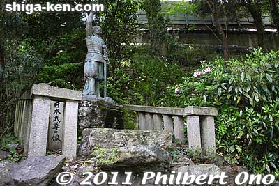 Statue of Yamato Takeru at Samegai's water spring. He defeated the boar, but not before the boar showered him with poisonous rain. He went to Isame no Shimizu whose waters healed him. Then he went on to Ise, but died soon afterward. 日本武尊の
Keywords: shiga maibara samegai-juku stage post town nakasendo road shukuba
