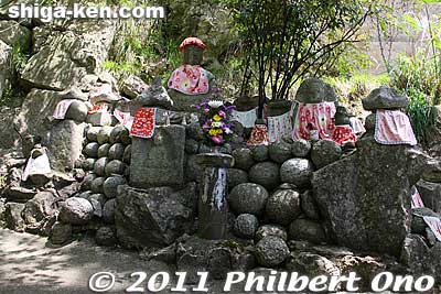 Jizo statues in Samegai. In 817, the priest Saicho carved a Jizo statue in Samegai and prayed for rain during a drought. It then rained heavily for three days. The Jizo was originally placed in the river to prsy for the souls of the fish.
Keywords: shiga maibara samegai stage post town nakasendo road station shukuba