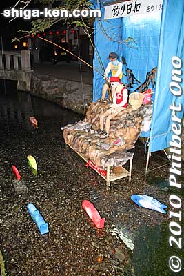 On Aug. 23 and 24, Samegai's Jizo-do temple holds the annual Jizo-bon festival at night. The Nakasendo Road has food stalls and displays of paper mache figures. 地蔵盆
Keywords: shiga maibara samegai-juku stage post town nakasendo road shukuba jizo-bon matsuri festival 
