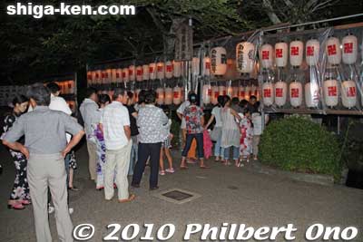 People line up at Jizo-do temple to pray to Jizo. 
Keywords: shiga maibara samegai-juku stage post town nakasendo road shukuba jizo-bon matsuri festival 