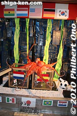 Fortune-telling octopus.
Keywords: shiga maibara samegai-juku stage post town nakasendo road shukuba jizo-bon matsuri festival 