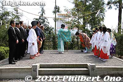 It starts with a Shinto ceremony at 1 pm.
Keywords: shiga maibara sakata Shinmeigu Shrine keri yakko-buri yakko-furi daimyo procession parade festival matsuri 