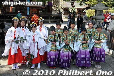 Group photo of the kids.
Keywords: shiga maibara sakata Shinmeigu Shrine keri yakko-buri yakko-furi daimyo procession parade festival matsuri japanchild