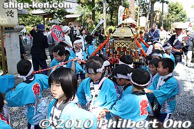 The procession started at around 2 pm with the children's mikoshi (portable shrine).
Keywords: shiga maibara sakata Shinmeigu Shrine keri yakko-buri yakko-furi daimyo procession parade festival matsuri 