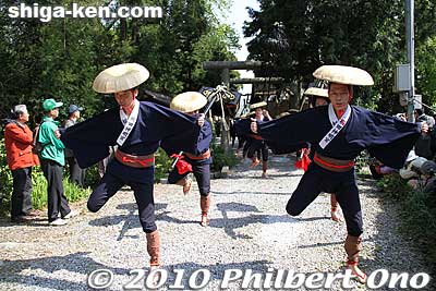 The yakko-buri men do their thing.
Keywords: shiga maibara sakata Shinmeigu Shrine keri yakko-buri yakko-furi daimyo procession parade festival matsuri 