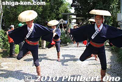 The men walk with a stylized, kicking action while singing.
Keywords: shiga maibara sakata Shinmeigu Shrine keri yakko-buri yakko-furi daimyo procession parade festival matsuri 