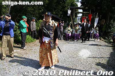 I assume this is Lord Ii Naonobu. (But he should be in a palanquin or on a horse.)
Keywords: shiga maibara sakata Shinmeigu Shrine keri yakko-buri yakko-furi daimyo procession parade festival matsuri 