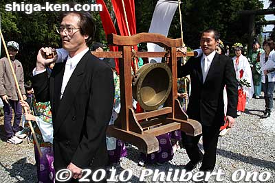 Bell
Keywords: shiga maibara sakata Shinmeigu Shrine keri yakko-buri yakko-furi daimyo procession parade festival matsuri 
