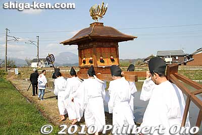 The mikoshi and procession started arriving at Ugano Shrine.
Keywords: shiga maibara sakata Shinmeigu Shrine keri yakko-buri yakko-furi daimyo procession parade festival matsuri 