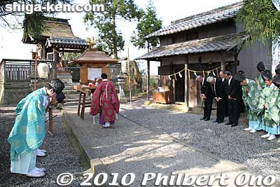 They held a Shinto ceremony at Ugano Shrine. During the ceremony, the yakko-buri men and others took a break.
Keywords: shiga maibara sakata Shinmeigu Shrine keri yakko-buri yakko-furi daimyo procession parade festival matsuri 