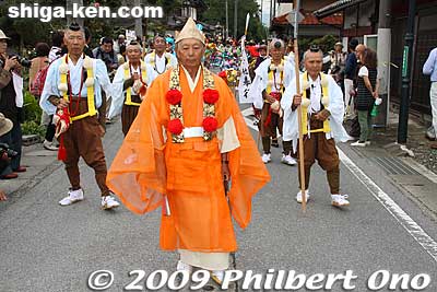 Men dressed as mountain ascetic priests (yamabushi).
Keywords: shiga maibara suijo hachiman shrine matsuri festival 