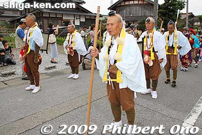 Mountain ascetic priests. Two of them blew conch shells once in a while.
Keywords: shiga maibara suijo hachiman shrine matsuri festival 