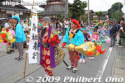 Next were the temple/shrine magistrate followed by the fukube-furi kids waving a wand attached with a gourd.
Keywords: shiga maibara suijo hachiman shrine matsuri festival 