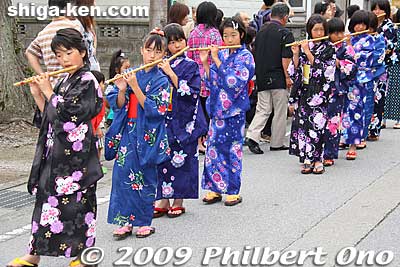 They slowly walked step by step in unison.
Keywords: shiga maibara suijo hachiman shrine matsuri festival children kimono flute flutists