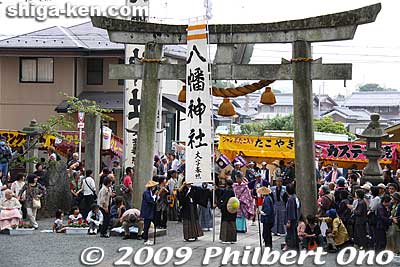 They reached the Suijo Hachiman Shrine at 1:30 pm, taking 2 hours to walk 1 km.
