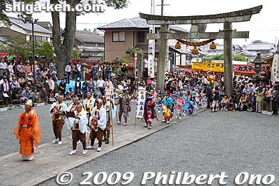 One after another, they slowly enter the shrine.
Keywords: shiga maibara suijo hachiman shrine matsuri festival 