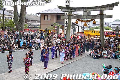 Flute players enter the shrine.
Keywords: shiga maibara suijo hachiman shrine matsuri festival children girls flute flutists