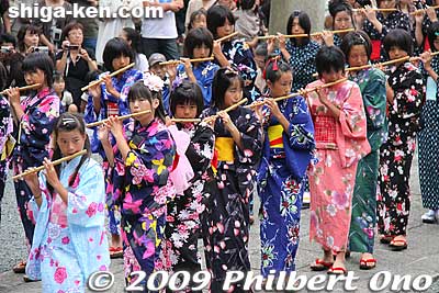 Keywords: shiga maibara suijo hachiman shrine matsuri festival children girls flute flutists