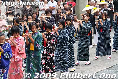 Keywords: shiga maibara suijo hachiman shrine matsuri festival children girls flute flutists