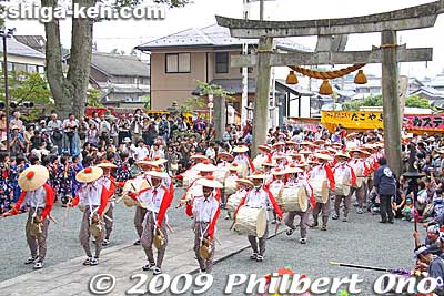 Also see [url=http://www.youtube.com/watch?v=61q1TvodzOs]my YouTube video here.[/url]
Keywords: shiga maibara suijo hachiman shrine taiko drummers dance odori matsuri festival 