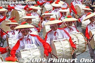 The next time this taiko dance will be held will be in Oct. 2014. However, a similar taiko drum dance will be held in Oct. 2010 in neighboring Ueno at Sannomiya Shrine at the foot of Mt. Ibuki.
Keywords: shiga maibara suijo hachiman shrine taiko drummers dance odori matsuri festival shigabestmatsuri
