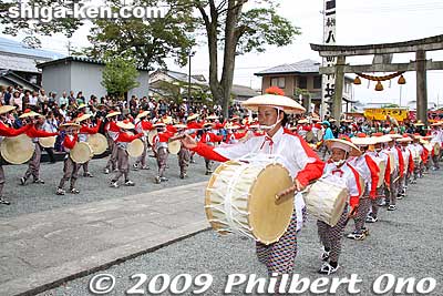 The drummers formed a few different formations. They lined up in front of the shrine and let the fukube-furi children to march through to the shrine.
Keywords: shiga maibara suijo hachiman shrine taiko drummers dance odori matsuri festival 