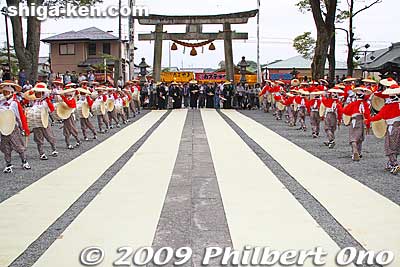 Again they spread the mats on the ground and did the seated drumming again. They did everything twice.
Keywords: shiga maibara suijo hachiman shrine taiko drummers dance odori matsuri festival 