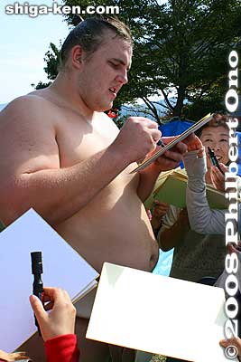 Baruto signs autographs. This is something we cannot do during official sumo tournaments.
Keywords: shiga maibara sumo exhibition tournament wrestlers rikishi ozumo japansumo maibarasumo
