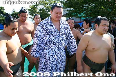 Finally, Yokozuna Hakuho appears. At first, his tsukebito attendants declined autographs. But when a lady following him asked for an autograph, he stopped and said okay.
Keywords: shiga maibara sumo exhibition tournament wrestlers rikishi ozumo japansumo maibarasumo