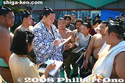 A large crowd instantly formed around Hakuho.
Keywords: shiga maibara sumo exhibition tournament wrestlers rikishi ozumo japansumo maibarasumo