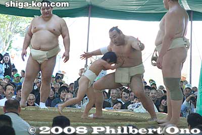 In the end, the kid pushed out Takamisakari.
Keywords: shiga maibara sumo exhibition tournament wrestlers rikishi ozumo 