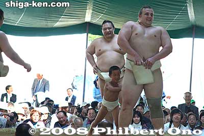 Ha-ha, I pushed you out...
Keywords: shiga maibara sumo exhibition tournament wrestlers rikishi ozumo 